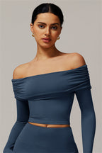 Das luxuriöse, geraffte Langarm-Top mit schulterfreiem Ausschnitt 