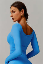 Das leuchtende, langärmlige Crop-Top