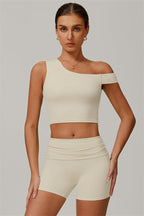 Das zweiteilige Set aus Pearl Crop Top und Shorts